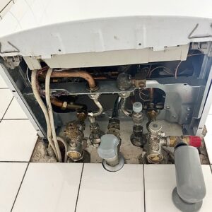 Bild von der Unterseite der Anschlüsse einer Heizwerttherme