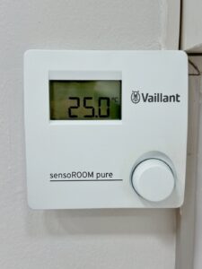 Raumthermostat eines Vaillant Gerätes mit aktueller Temperaturanzeige und einem Rädchen zum einstellen