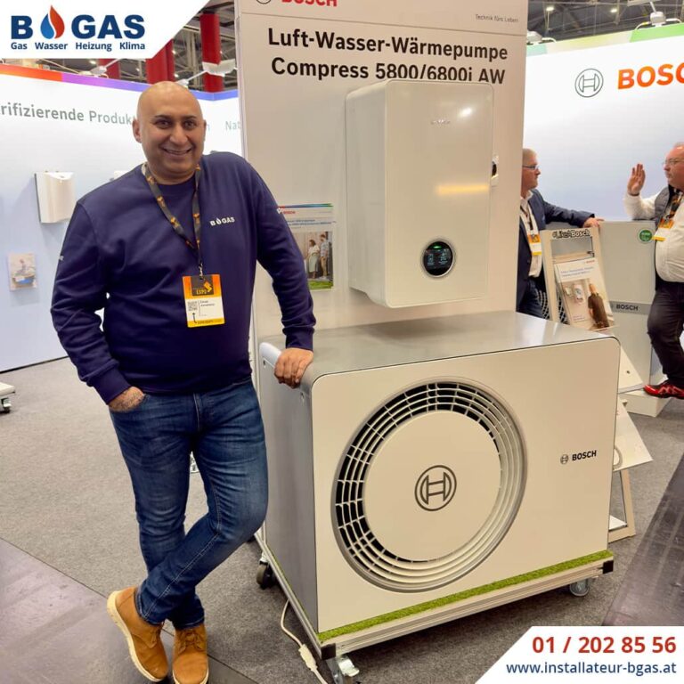 Bild von der Expo. Geschäftsführer von B-GAS posiert neben der Bosch GC5800i/GC5800i Wärmepumpe.