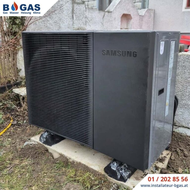 schwarze Samsung Mono HT Quiet Luftwärmepumpe im Garten des Kunden auf das von uns erstellte Fundament.